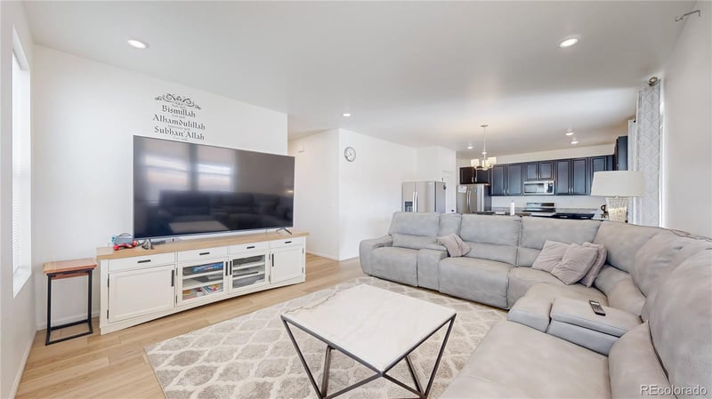 27584 6th Dr, Aurora, CO 80018