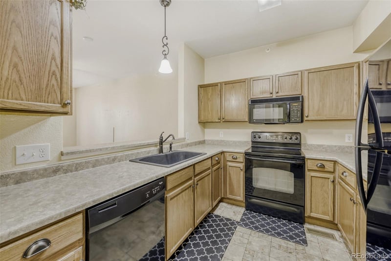 9758 Laredo St #6C, Commerce City, CO 80022