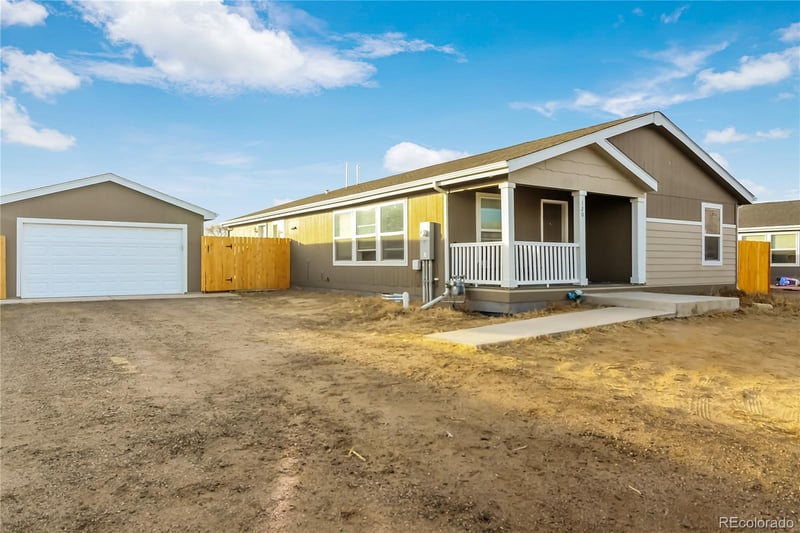 120 Juniper Cir, Log Lane Village, CO 80705