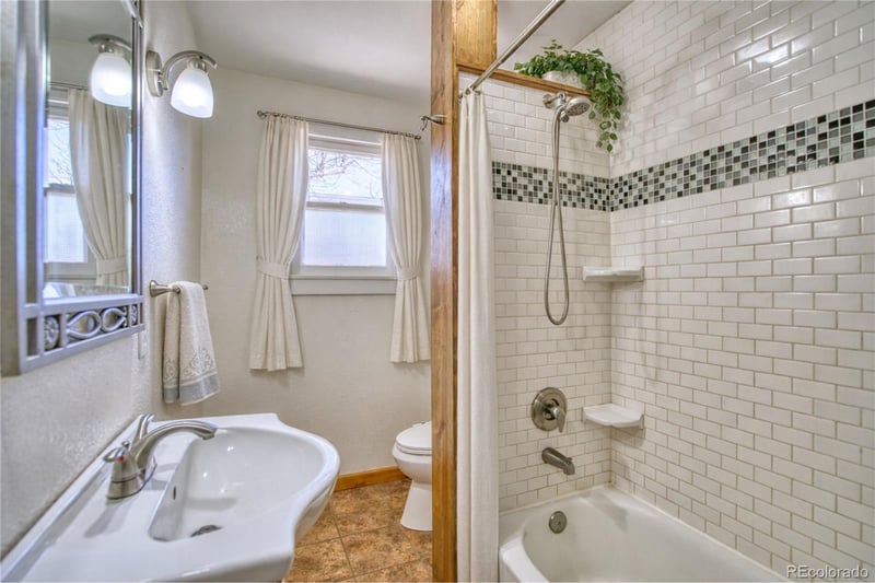 447 8th St, Loveland, CO 80537