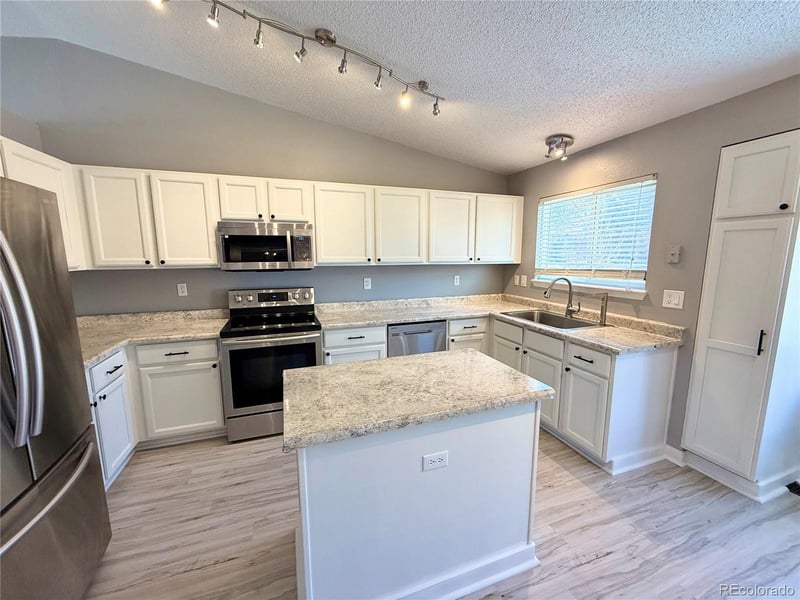 5559 Killarney St, Centennial, CO 80015