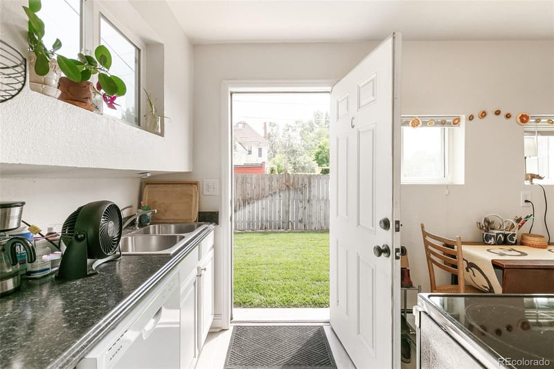 208 Lincoln St, Denver, CO 80209