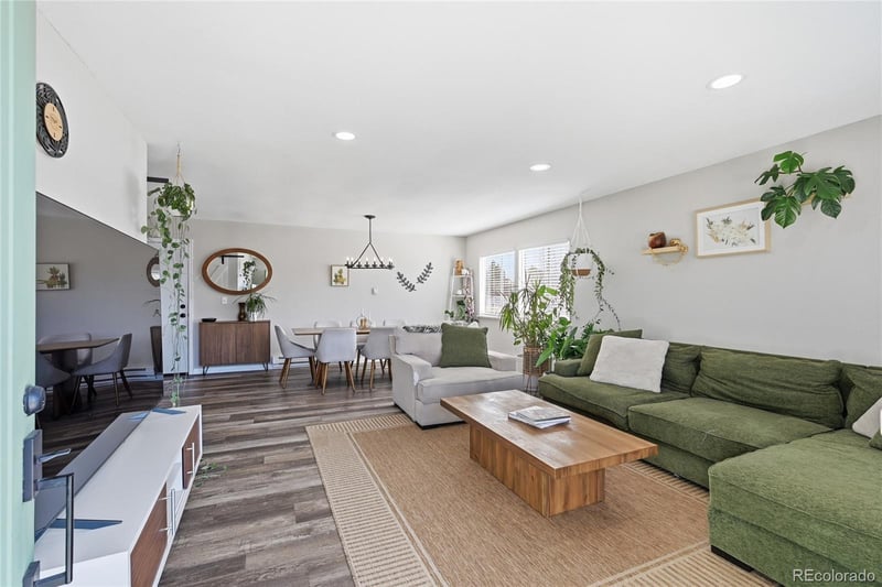 1090 Newark St, Aurora, CO 80012