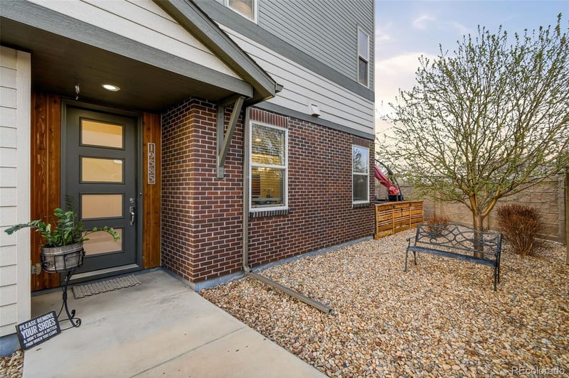 19585 Sunset Cir, Centennial, CO 80015