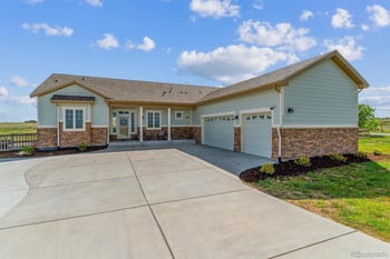 527 Antelope Dr, Bennett, CO 80102