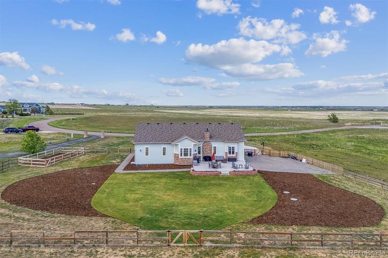 527 Antelope Dr E, Bennett, CO 80102