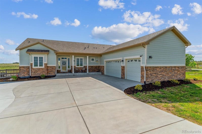 527 Antelope Dr E, Bennett, CO 80102
