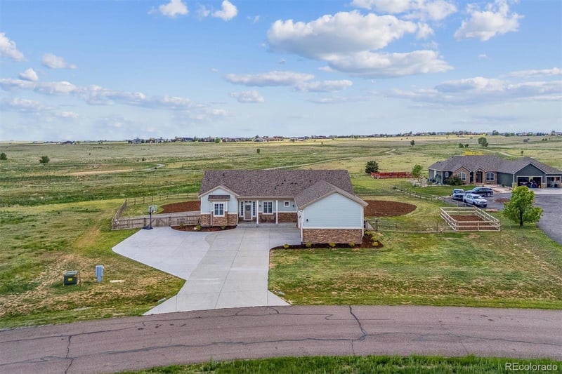 527 Antelope Dr E, Bennett, CO 80102