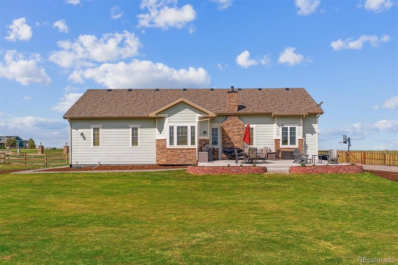 527 Antelope Dr E, Bennett, CO 80102