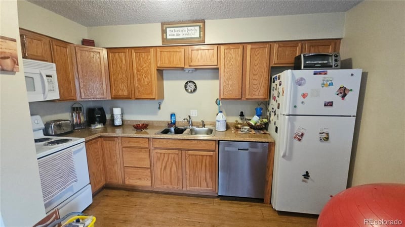 3908 Devonshire Ln, Pueblo, CO 81005