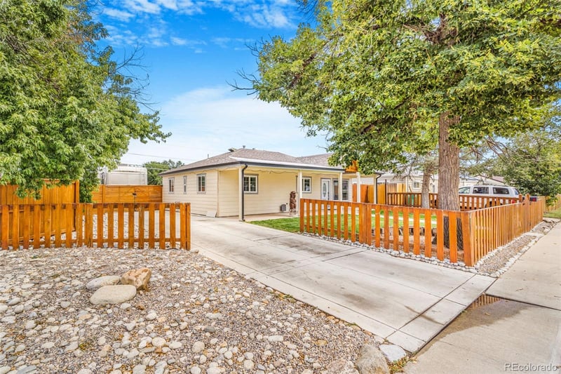 884 Vaughn St, Aurora, CO 80011