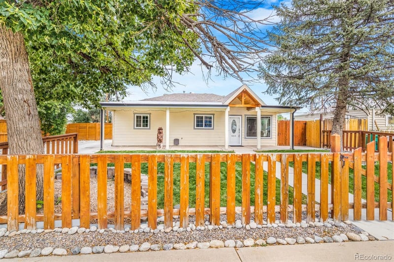 884 Vaughn St, Aurora, CO 80011