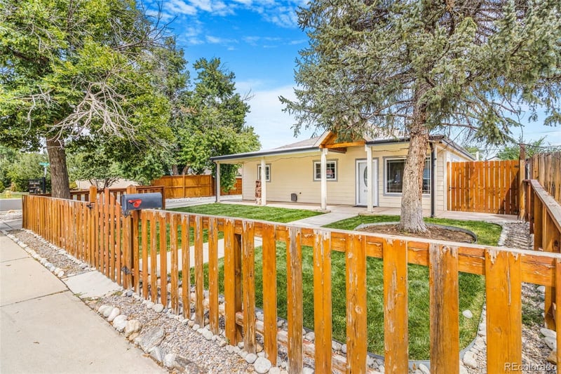 884 Vaughn St, Aurora, CO 80011