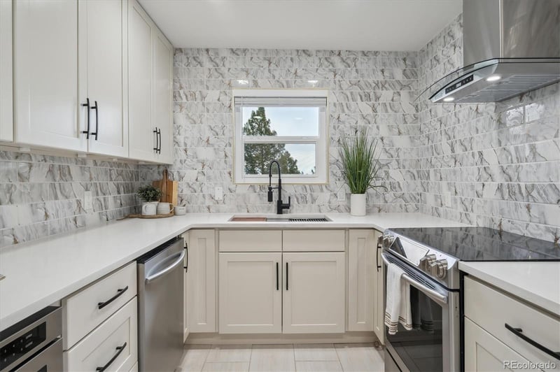 13910 Blue Jay Ln, Larkspur, CO 80118