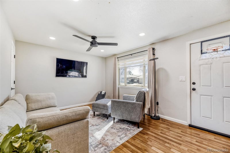 922 Ironton St, Aurora, CO 80012