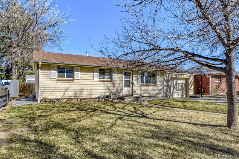 922 Ironton St, Aurora, CO 80012