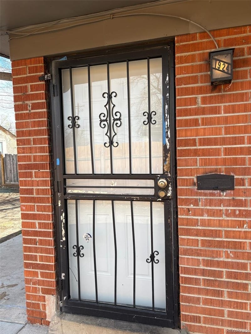 1922 Dallas St, Aurora, CO 80010
