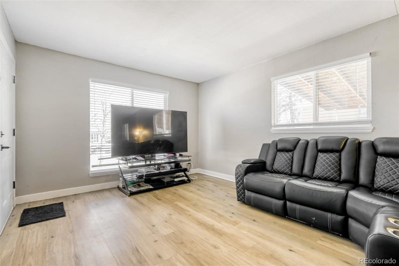 987 Vaughn St, Aurora, CO 80011