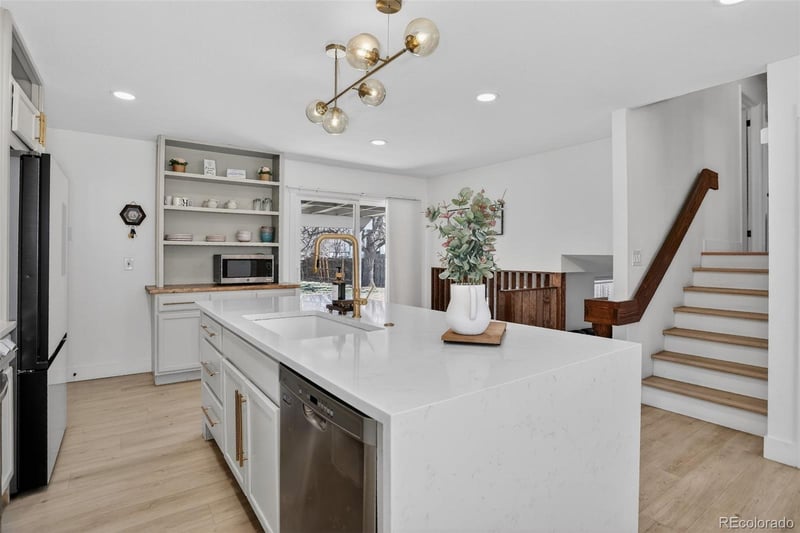 690 Newark Ct, Aurora, CO 80012