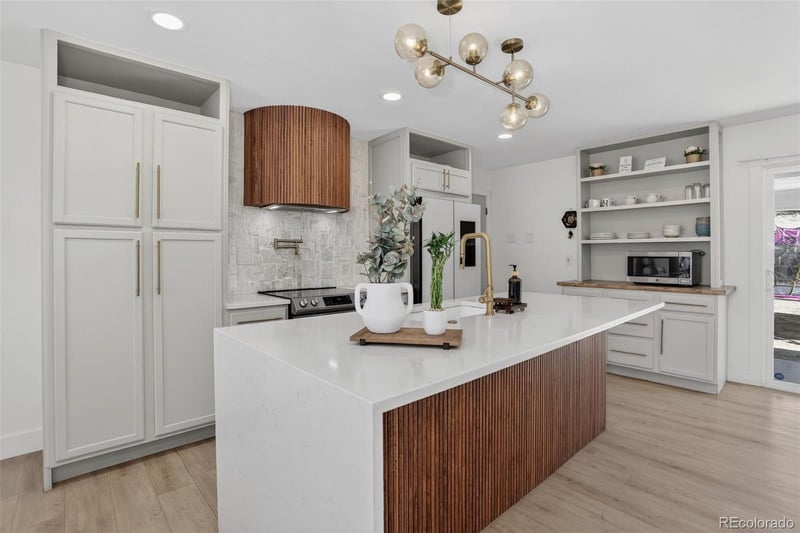 690 Newark Ct, Aurora, CO 80012