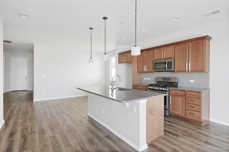 10526 Akron St, Commerce City, CO 80640