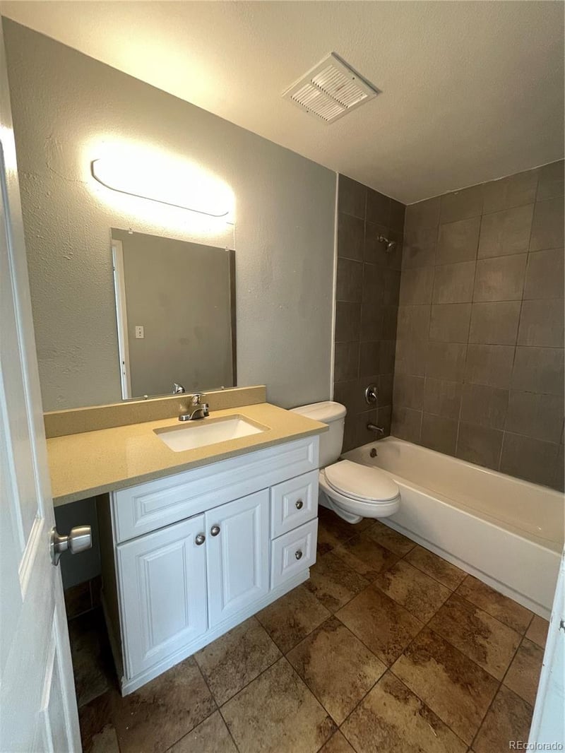 1590 Clinton St #206, Aurora, CO 80010