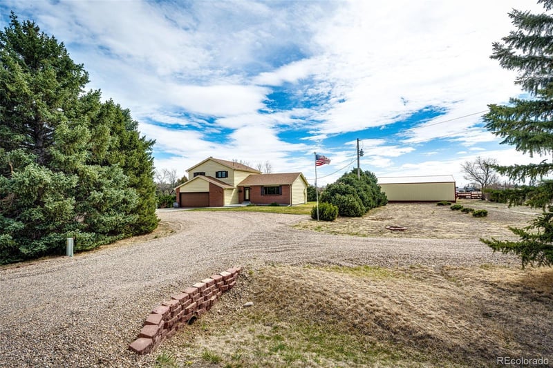 55004 E Bison Dr, Strasburg, CO 80136