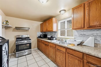 1717 Clinton St, Aurora, CO 80010