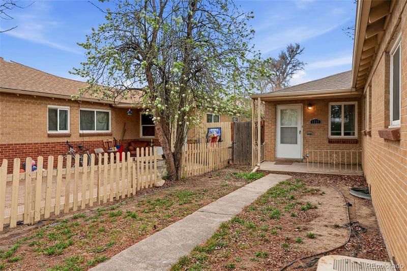 1717 Clinton St, Aurora, CO 80010