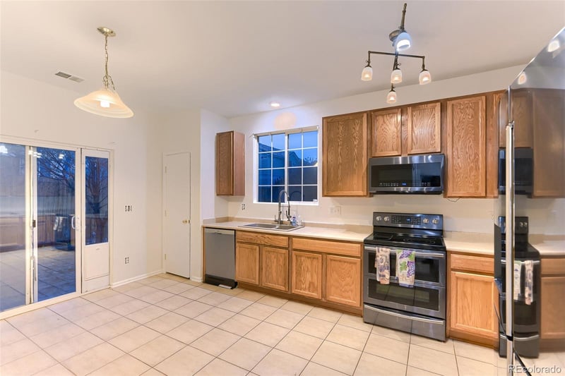 7372 Mobile St, Aurora, CO 80016