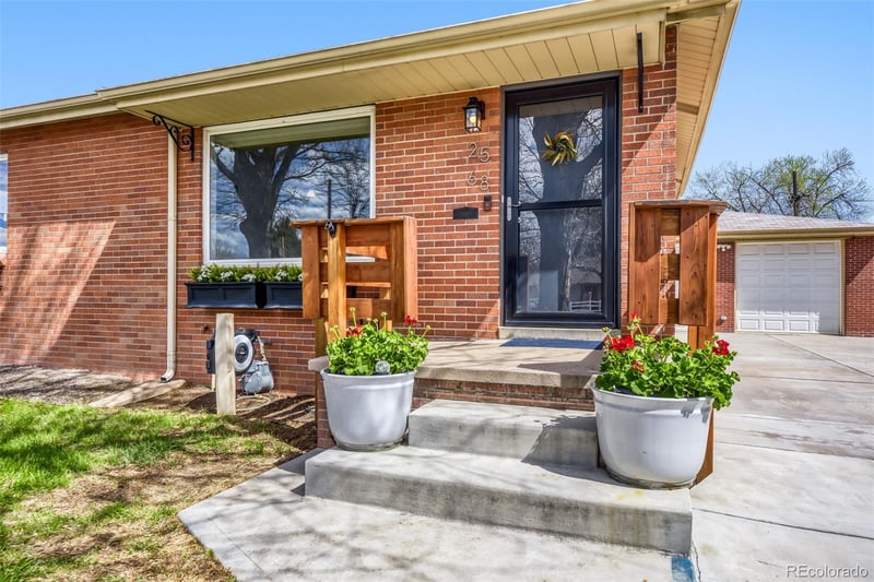 2568 S Zurich Ct, Denver, CO 80219