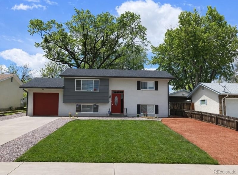 2111 Vinewood Ln, Pueblo, CO 81005