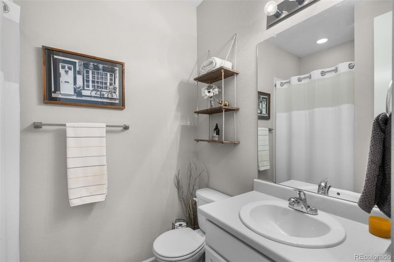 240 Langdale Ct, Aurora, CO 80018