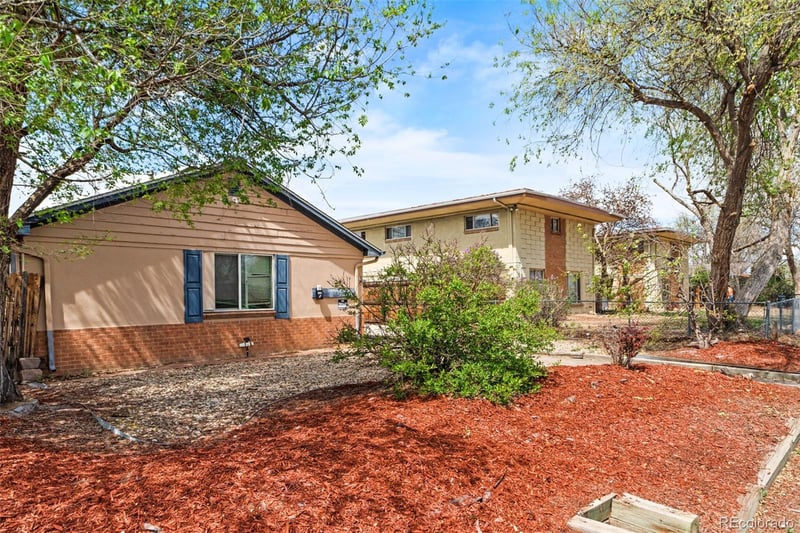 1101 Akron St, Aurora, CO 80010