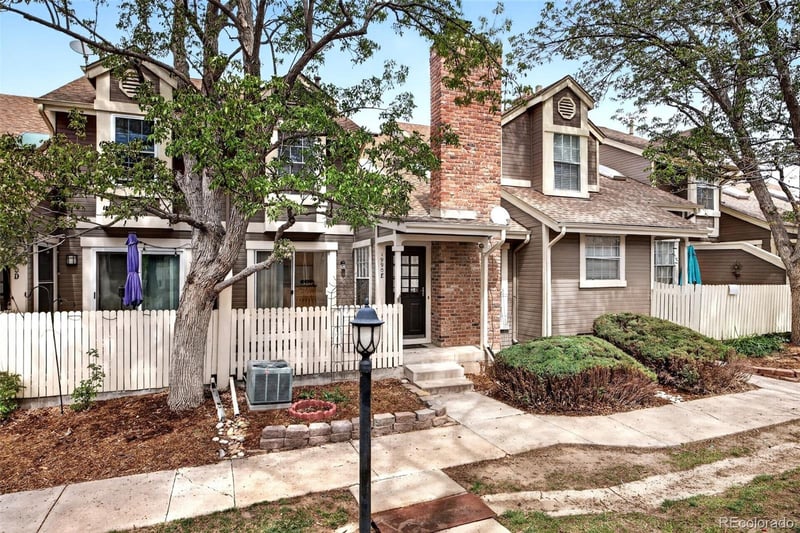 1990 Helena St #E, Aurora, CO 80013