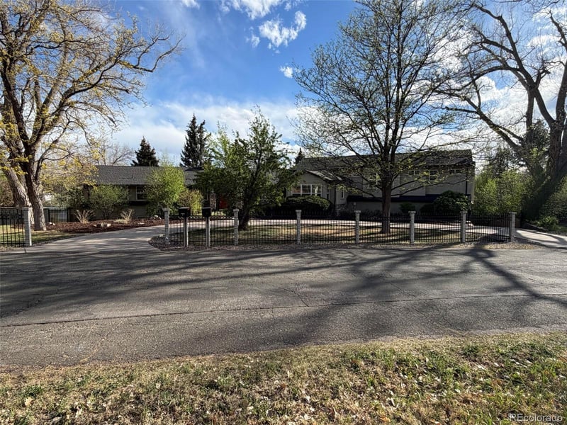 26 Lindenwood Dr, Littleton, CO 80120