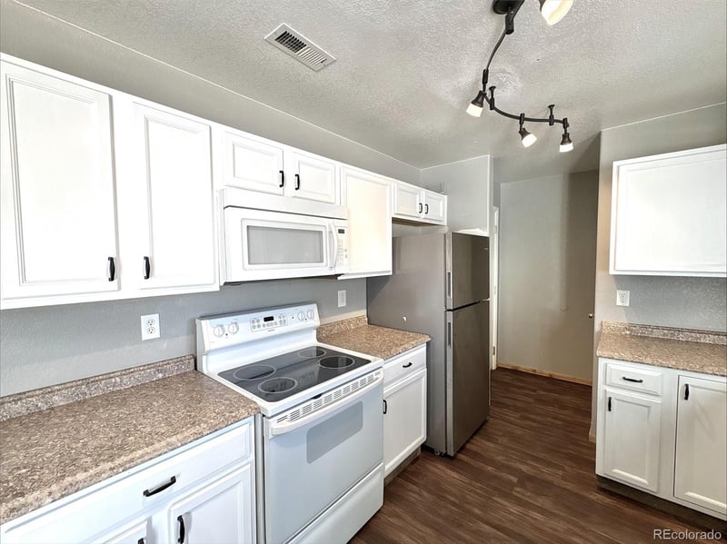 2234 Meadowlark Ln, Pueblo, CO 81008