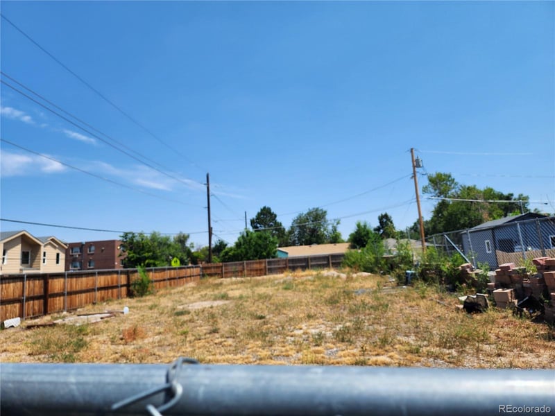 1392 Akron St, Aurora, CO 80010