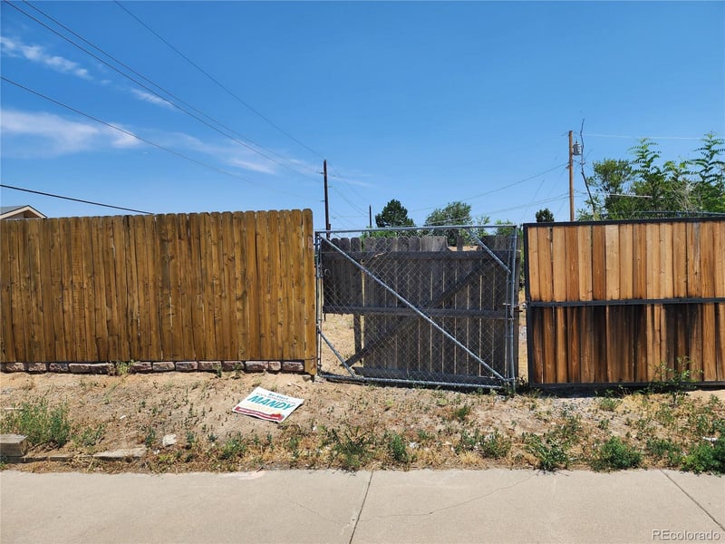 1392 Akron St, Aurora, CO 80010