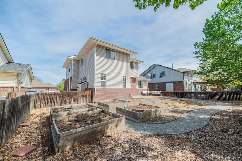 2513 Falcon Dr, Longmont, CO 80503