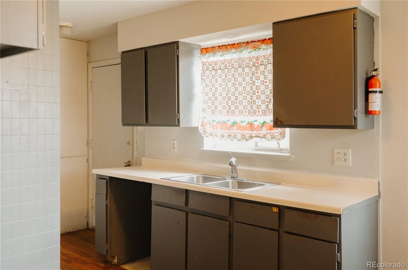 5 Stuart St, Denver, CO 80219