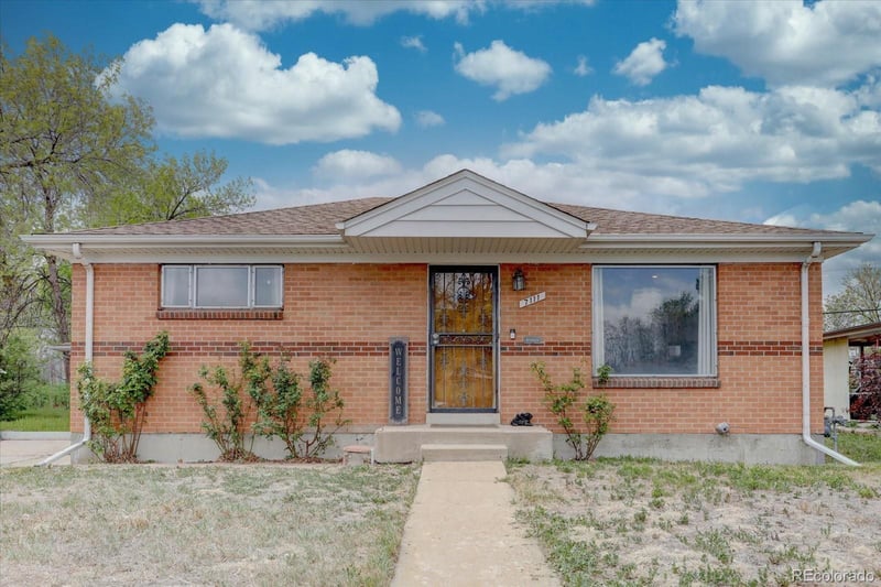 7111 Avrum Dr, Denver, CO 80221