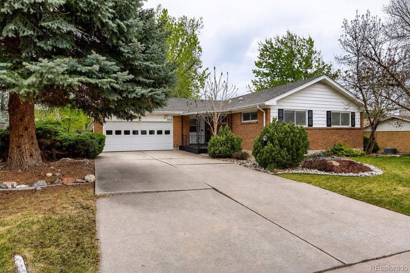 910 Briarwood Cir, Centennial, CO 80122