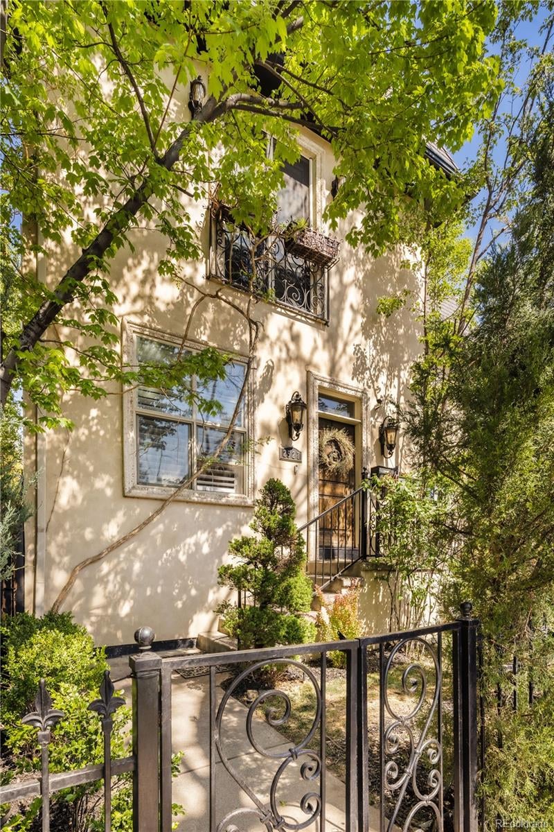 2527 Tremont Pl, Denver, CO 80205
