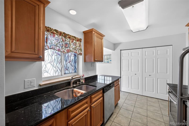 2201 Oakland St, Aurora, CO 80010