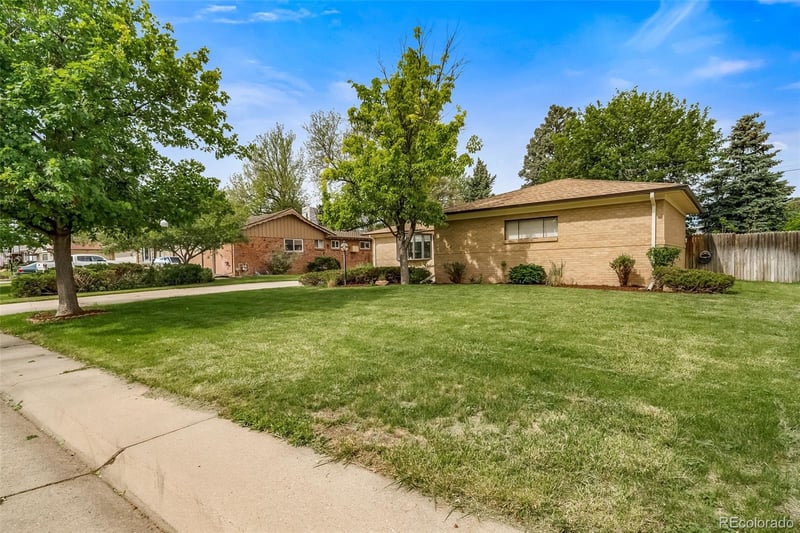 341 Newark St, Aurora, CO 80010