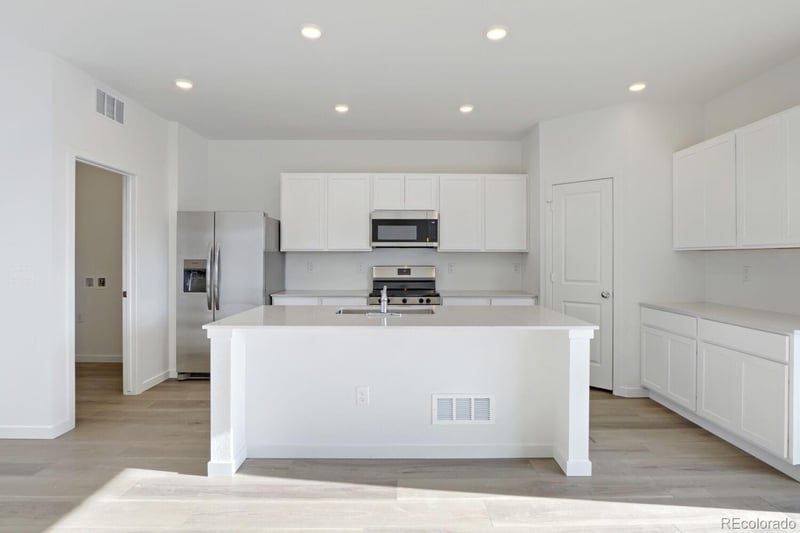 385 Wildflower Ct, Bennett, CO 80102
