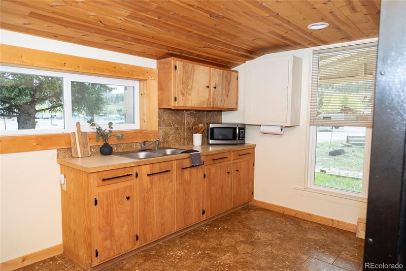 1010 La Garita St, Creede, CO 81130