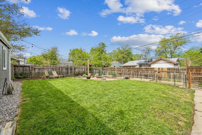915 Newark St, Aurora, CO 80010