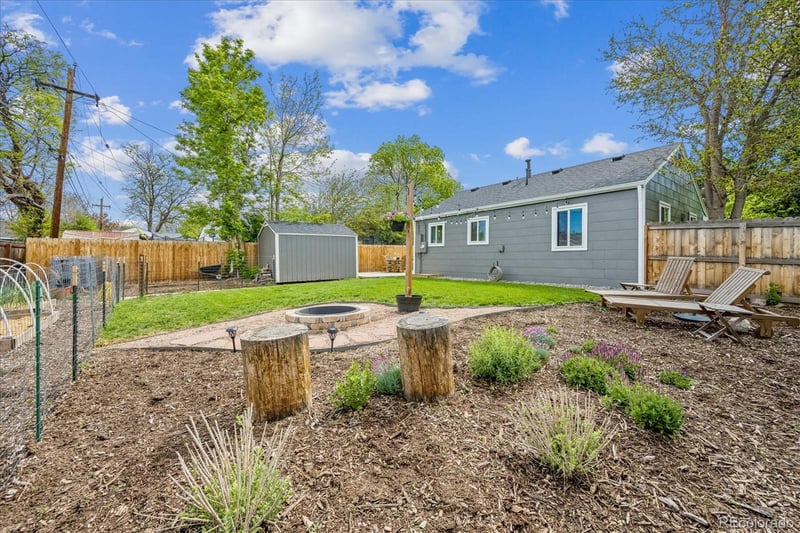 915 Newark St, Aurora, CO 80010